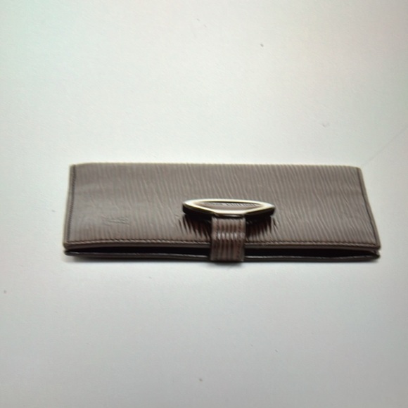 Vintage Louis Vuitton Moka Brown Epi
Leather Agenda Cover PM
Condition: Great - Picture 3 of 16